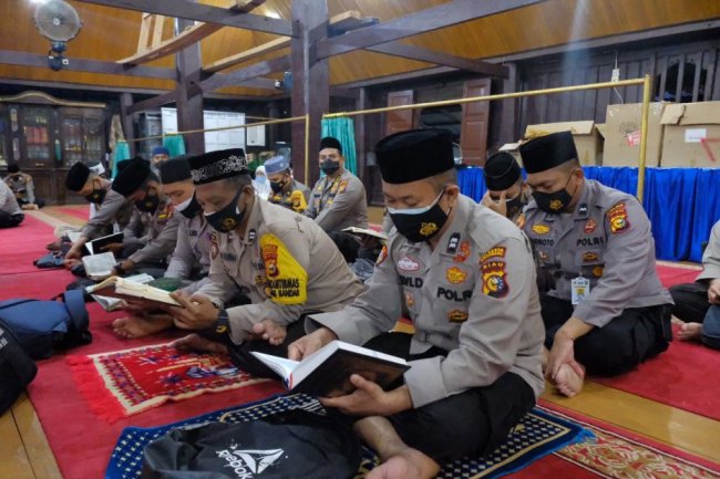 Kapolda Riau dan Forkopimda Hadiri Khotimil Quran