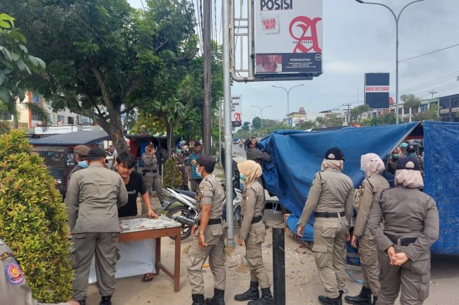Satpol PP Menertibkan Pedagang Kaki Lima di Dua Lokasi