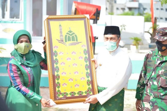 Gubri Terima Cindera Mata Batik Seroja UMKM Binaan Panggung Toktan