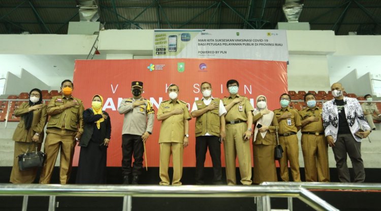 Vaksinasi Tahap Kedua, Gubri Apresiasi Tenaga Kesehatan dan Petugas Publik