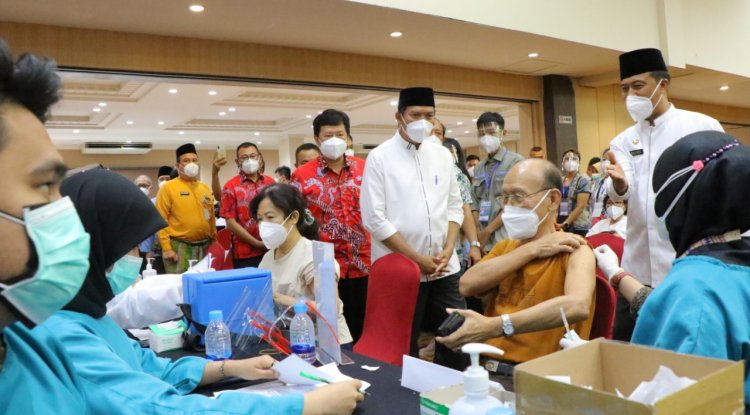 Walikota Pekanbaru Tinjau Pelaksanaan Vaksinasi Massal di Hotel Furaya
