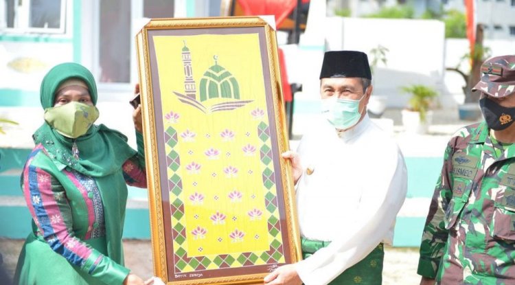Gubri Terima Cindera Mata Batik Seroja UMKM Binaan Panggung Toktan