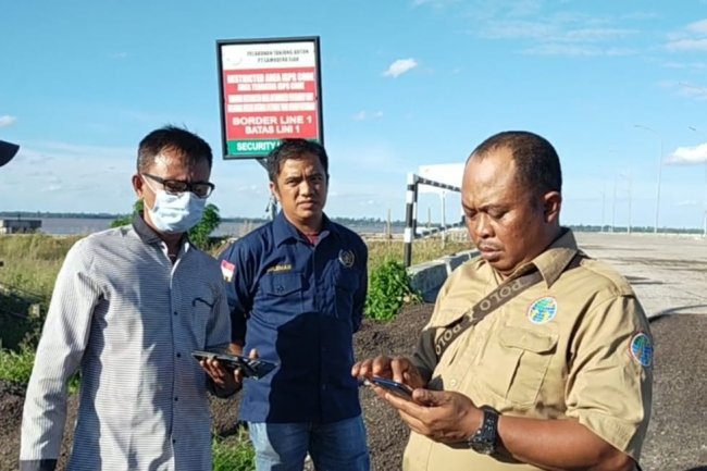 Security PT.SS, Halangi Wartawan saat Mengambil Gambar Kegiatan Pelabuhan Tanjung Buton