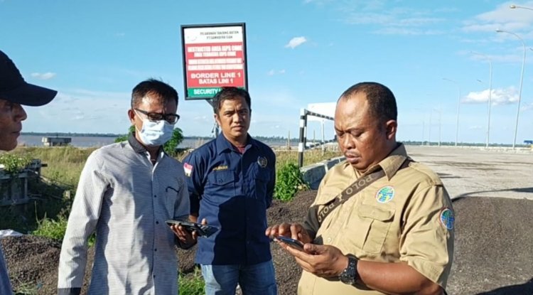 Security PT.SS, Halangi Wartawan saat Mengambil Gambar Kegiatan Pelabuhan Tanjung Buton