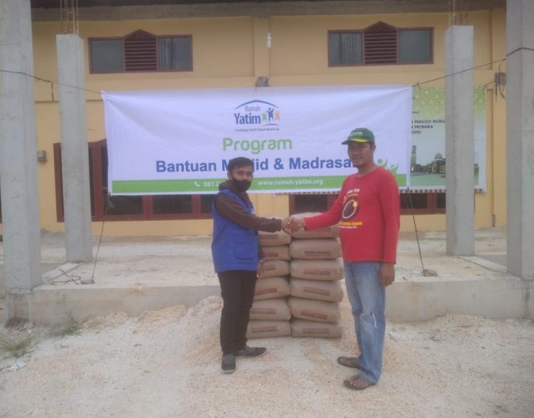 Rumah Yatim Berikan Bantuan untuk Pembangunan Masjid Nurul Huda Riau