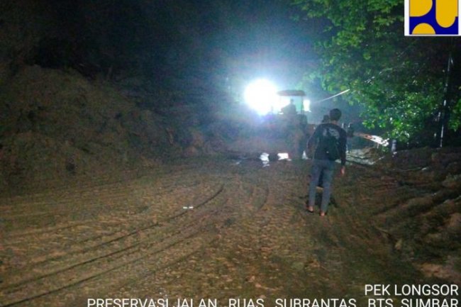 Ruas Jalan Riau-Sumbar Longsor