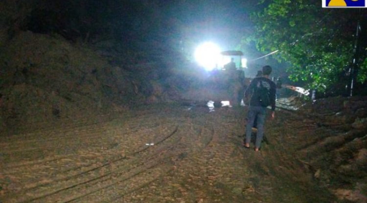 Ruas Jalan Riau-Sumbar Longsor