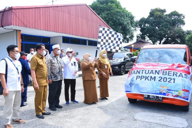 Penyaluran Bantuan Beras PPKM Kepada 20.291 KPM Langsung di Lepas Bupati Kasmarni