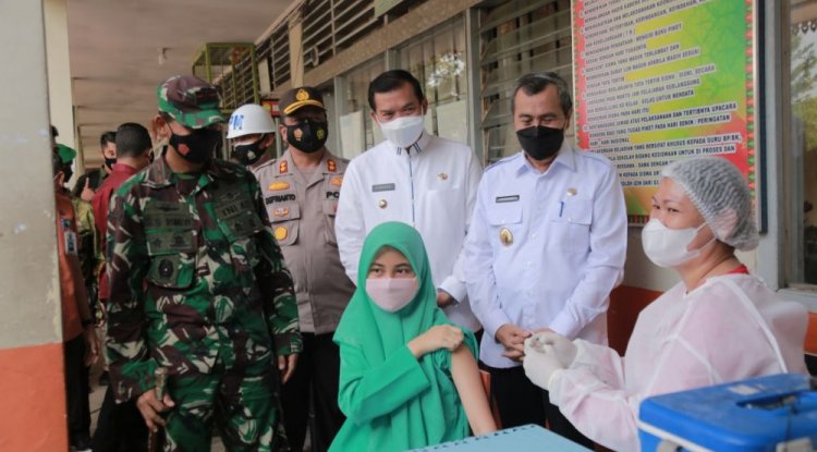 Pesan Gubernur Riau Terkait Peninjauan Vaksinasi Covid-19 Untuk Pelajar