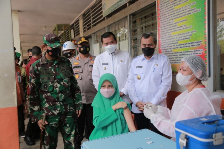 Pesan Gubernur Riau Terkait Peninjauan Vaksinasi Covid-19 Untuk Pelajar