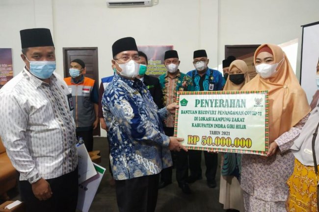 Kemenag Riau Kembali Serahkan Bantuan untuk Kampung Zakat Inhil