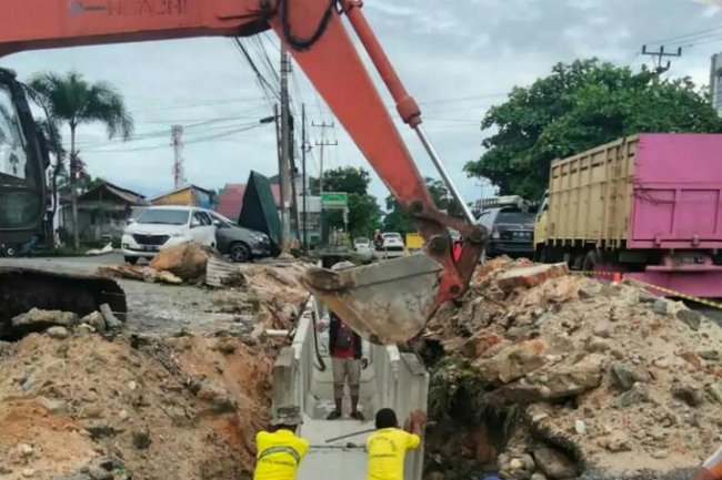 Beton cetak untuk drainase di jalan lobak yang di adakan dinas PUPR