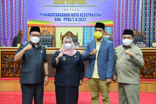 Bupati Kasmarni Tandatangani Nota KUA PPAS APBD 2022