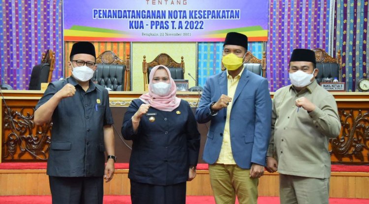 Bupati Kasmarni Tandatangani Nota KUA PPAS APBD 2022 
