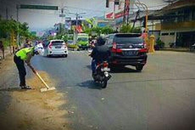 Tumpahan Minyak di Jalan Arifin Ahmad Mengakibatkan Banyak Pengendara Terjatuh