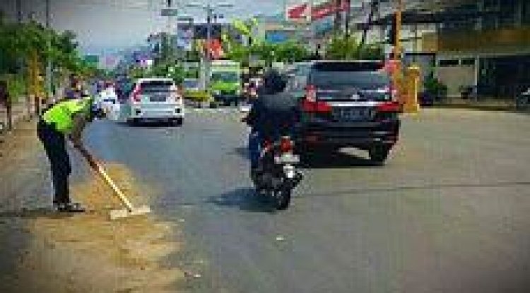 Tumpahan Minyak di Jalan Arifin Ahmad Mengakibatkan Banyak Pengendara Terjatuh