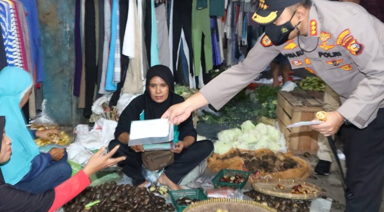 Upaya Mencegah Penyebaran Mata Rantai Covid19 Varian Omicron, Kapolresta Pekanbaru Kembali Bagikan Masker