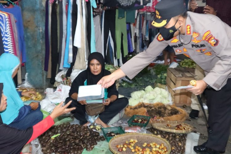 Upaya Mencegah Penyebaran Mata Rantai Covid19 Varian Omicron, Kapolresta Pekanbaru Kembali Bagikan Masker