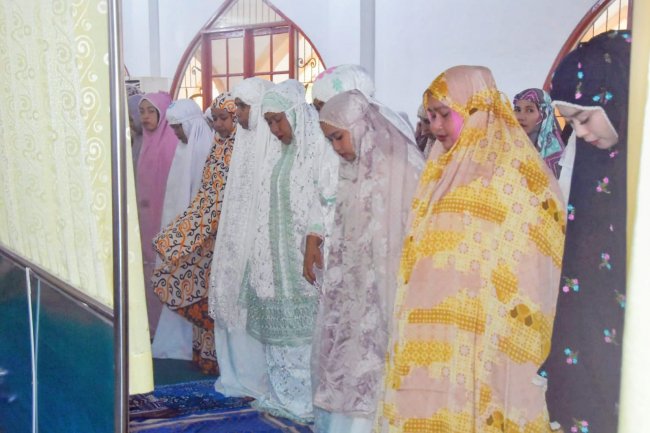 Bupati Kasmarni Shalat Idul Adha di Masjid Besar Arafah