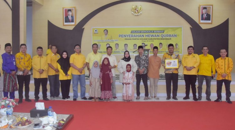 Bupati Kasmarni Hadiri Golkar Bengkalis Berbagi, 1 Ekor Hewan Qurban Diserahkan ke Pengurus Masjid At-Taqwa