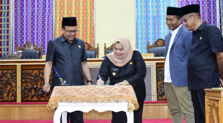 Hadiri Rapat Paripurna, Bupati Kasmarni Sampaikan Ranperda LPJ APBD 2021