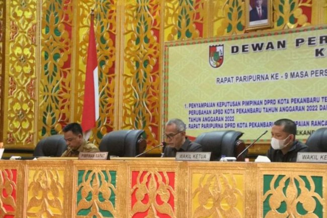 Pemko Pekanbaru Laporkan Hasil Evaluasi APBD-P ke DPRD Dalam Paripurna