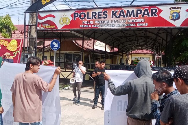 Seolah Tutup Mata Massa APMR-B Gruduk Polres Kampar, Imbas Dugaan Pungli dan Back-Up Kegiatan Illegal di Wilayah Hukum Kapolsek Kampar kiri
