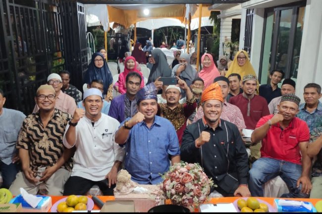 Tokoh Masyarakat Wonorejo Beri Hadiah Tanjak Pada Hamdani dalam kegiatan Reses