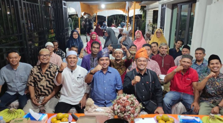 Tokoh Masyarakat Wonorejo Beri Hadiah Tanjak Pada Hamdani dalam kegiatan Reses