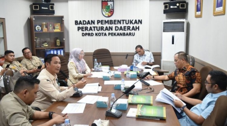 Bapemperda DPRD Kota Pekanbaru Bahas Ranperda Penyatuan Pajak dan Retribusi
