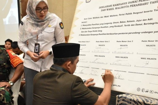 Muhammad Isa Lahamid Selaku Pimpinan DPRD Kota Pekanbaru Hadiri Pengundian Nomor Urut Calon Wali Kota 2024