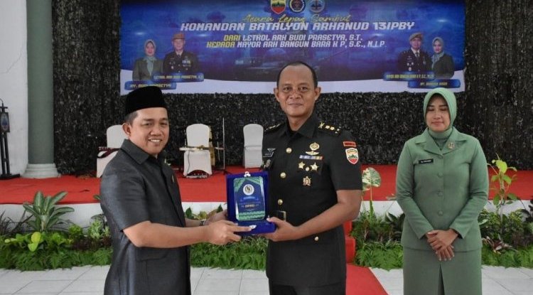 Muhammad Isa Lahamid selaku Pimpinan DPRD Kota Pekanbaru  Hadiri Upacara Sertijab Komandan Arhanud 13/PBY