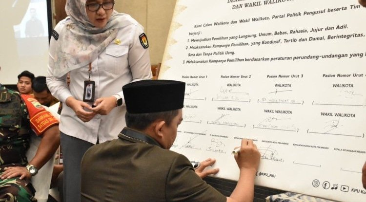  Muhammad Isa Lahamid Selaku Pimpinan DPRD Kota Pekanbaru Hadiri Pengundian Nomor Urut Calon Wali Kota 2024