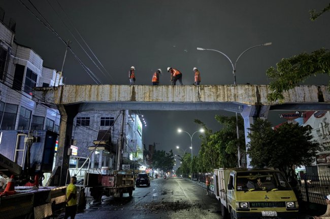 Tata Estetika Kota, Pemko Pekanbaru Kembali Bongkar JPO di Tuanku Tambusai
