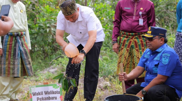 Sukseskan Green City, Wawako Markarius Launching Penanaman Pohon di SMPN 44