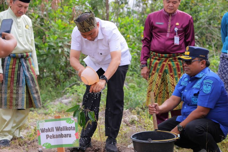 Sukseskan Green City, Wawako Markarius Launching Penanaman Pohon di SMPN 44