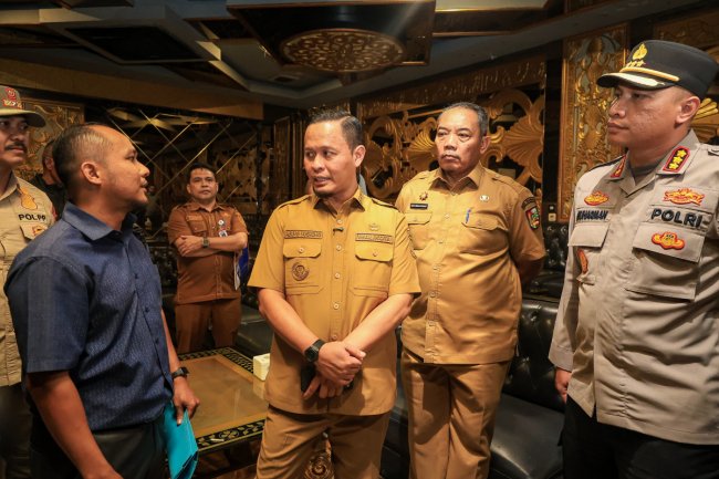 Wali Kota Pekanbaru Pimpin Penyegelan New Paragon