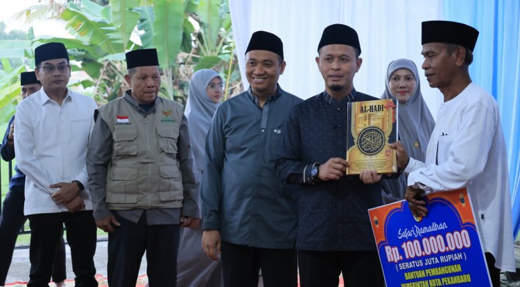 Safari Ramadan di Masjid Al Jami’ Rumbai, Wali Kota Paparkan Capaian dan Salurkan Bantuan
